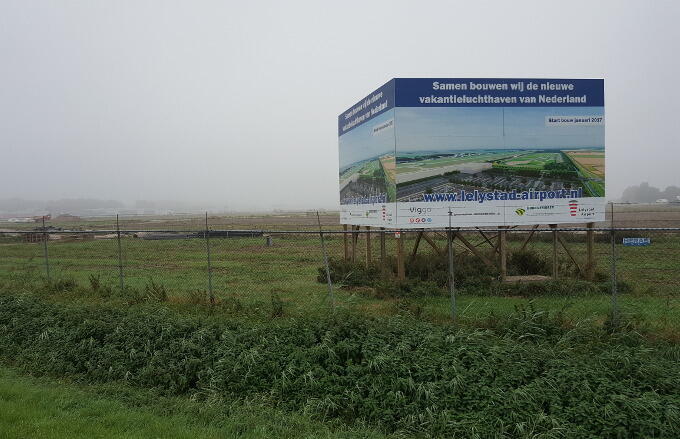 Hier en daar wordt al voorzichtig begonnen met de uitbreiding van Lelystad Airport. Maar de echte gang moet er nog in komen Hier en daar wordt al voorzichtig begonnen met de uitbreiding van Lelystad Airport. Maar de echte gang moet er nog in komen