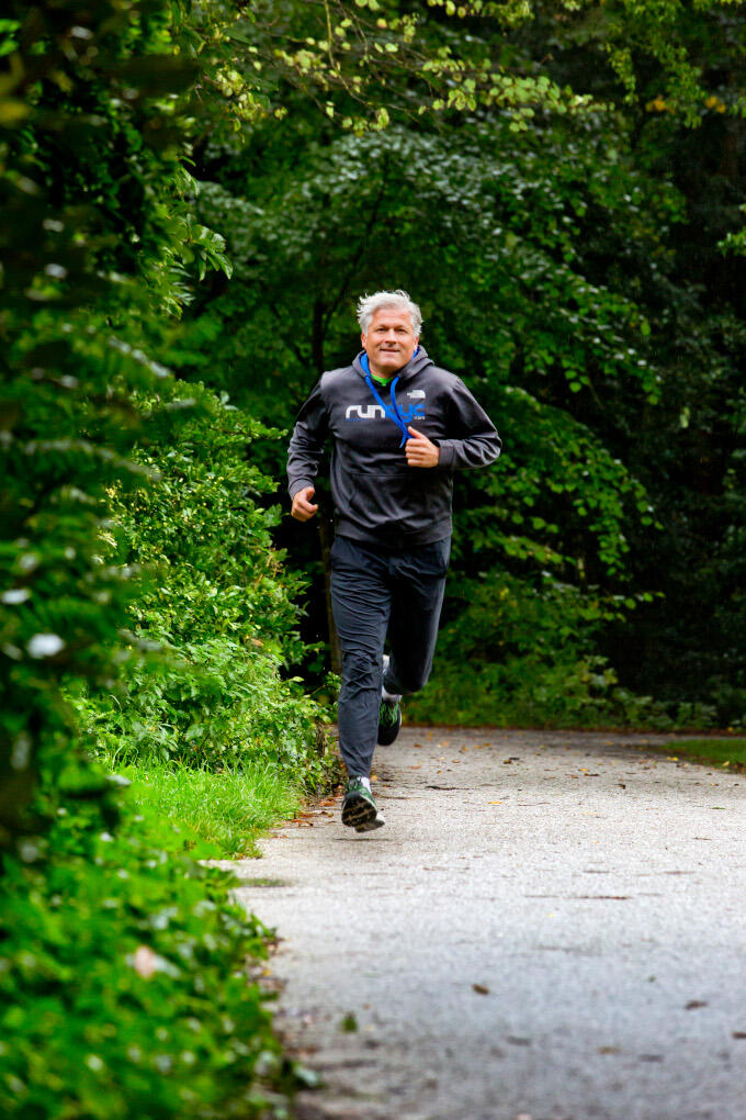 Tijdens het hardlopen lossen de dingen die in je hoofd spelen zich op, zegt Maarten Edixhoven (Aegon). 'Echt, als wolken' Tijdens het hardlopen lossen de dingen die in je hoofd spelen zich op, zegt Maarten Edixhoven (Aegon). 'Echt, als wolken'