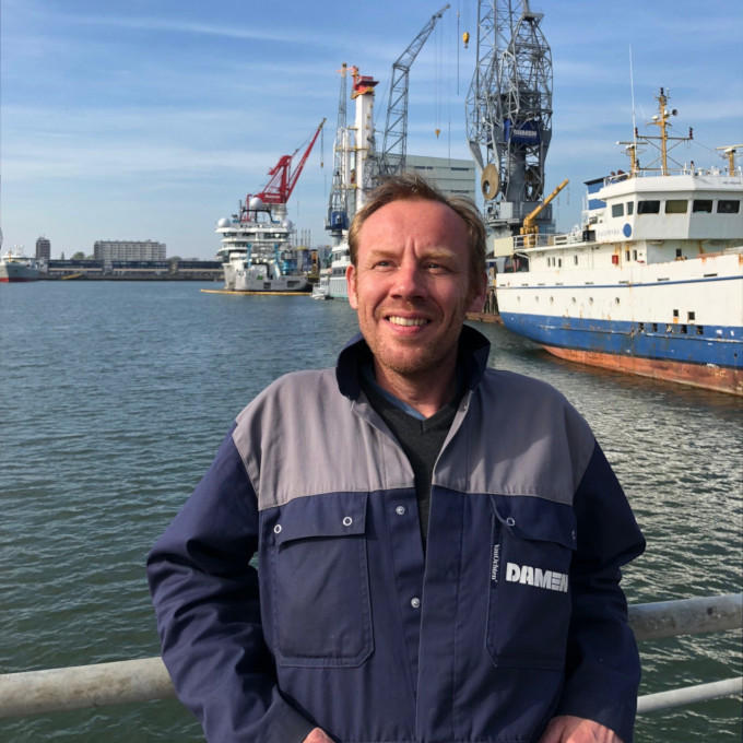 'We willen werken aan een oplossing in een tijd waar genoeg negativiteit heerst', zegt Marc Derks, normaal gesproken projectleider Onderhoud Schepen. En dus ging een heel team aan de slag voor de ontwikkeling van zorgmaskers 'We willen werken aan een oplossing in een tijd waar genoeg negativiteit heerst', zegt Marc Derks, normaal gesproken projectleider Onderhoud Schepen. En dus ging een heel team aan de slag voor de ontwikkeling van zorgmaskers