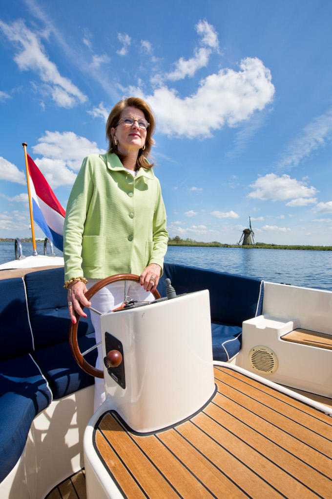 De enige manier waarop Marguerite Soeteman-Reijnen haar woonboot kan bereiken, is per boot. Soeteman is sowieso vaak op het water te vinden. De enige manier waarop Marguerite Soeteman-Reijnen haar woonboot kan bereiken, is per boot. Soeteman is sowieso vaak op het water te vinden.