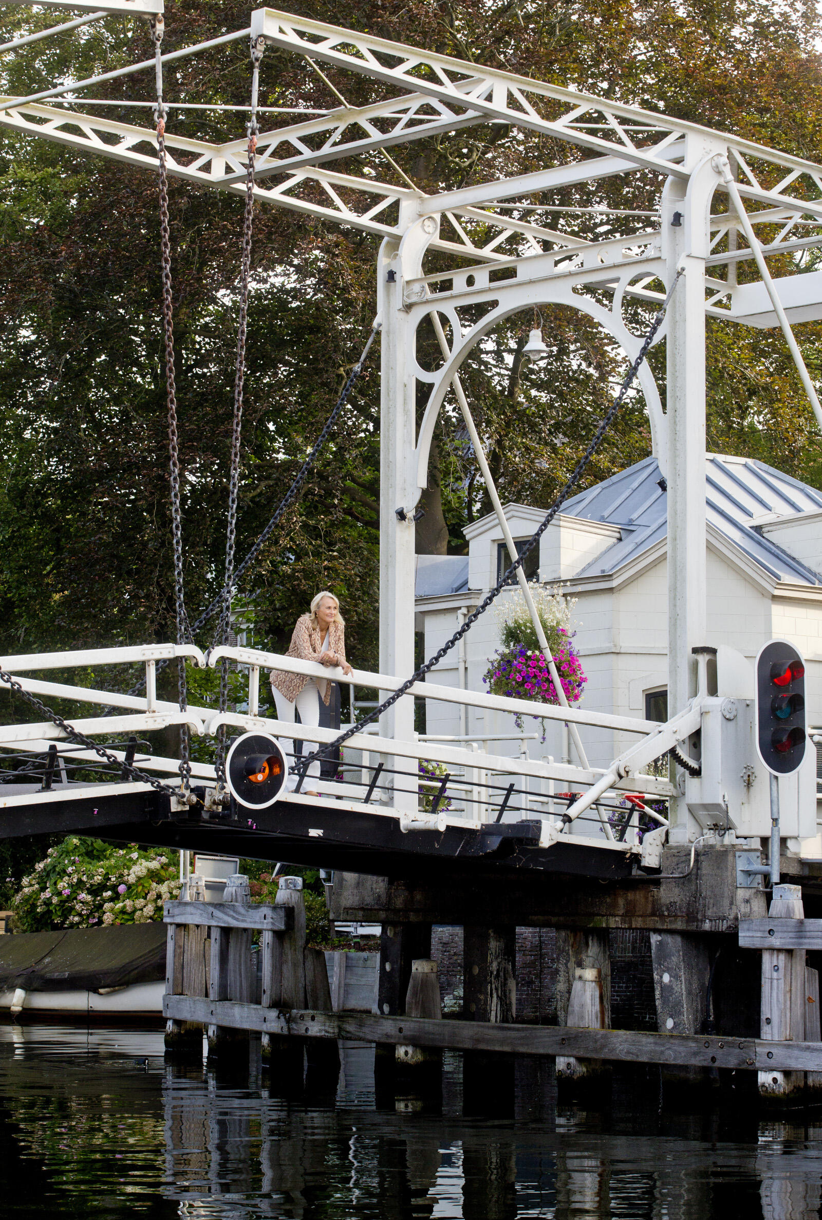 Marjan Rintel op de Van Leerbrug in haar woonplaats Vreeland. Omdat de brug erg laag is, moet ‘ie vaak open Marjan Rintel op de Van Leerbrug in haar woonplaats Vreeland. Omdat de brug erg laag is, moet ‘ie vaak open