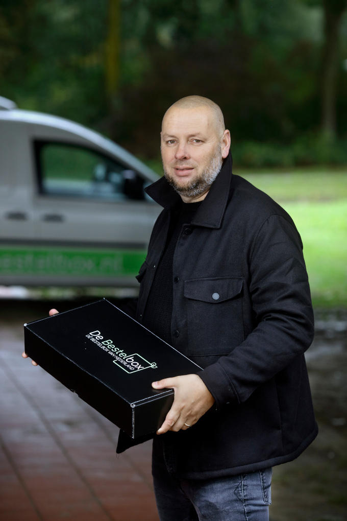 Natuurlijk had Raymon Kuipers weer in loondienst kunnen werken. Maar hij 'moet' ondernemen en is vastbesloten van zijn nieuwe bedrijf een succes te maken Natuurlijk had Raymon Kuipers weer in loondienst kunnen werken. Maar hij 'moet' ondernemen en is vastbesloten van zijn nieuwe bedrijf een succes te maken