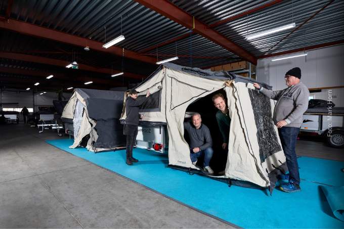 Gert IJszenga (links in de tent) zet met zijn bedrijf Campooz nét dat stapje extra om mensen met afstand tot de arbeidsmarkt aan het werk te helpen Gert IJszenga (links in de tent) zet met zijn bedrijf Campooz nét dat stapje extra om mensen met afstand tot de arbeidsmarkt aan het werk te helpen
