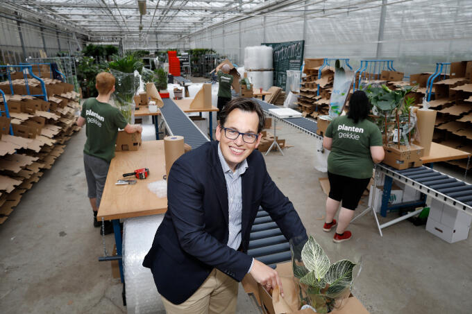 Bij Forever Plants in het Westland, 'een modern tuinbouwbedrijf dat niet afhankelijk wil zijn van de prijsdruk van retailers of een paar grote afnemers, en een eigen weg naar de klant zoekt'. Bij Forever Plants in het Westland, 'een modern tuinbouwbedrijf dat niet afhankelijk wil zijn van de prijsdruk van retailers of een paar grote afnemers, en een eigen weg naar de klant zoekt'.