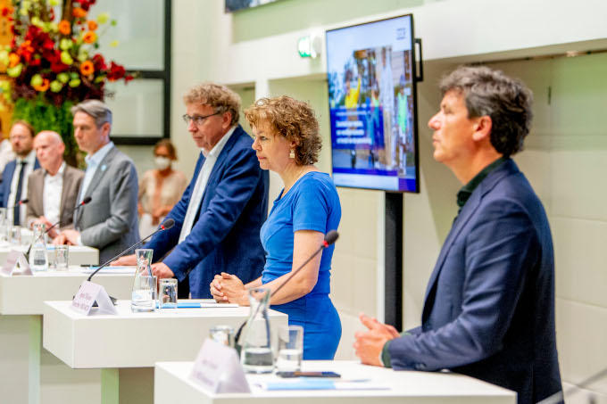 Tijdens de persconferentie van de Bonden en werkgevers in het SER-gebouw. V.r.n.l. Jacco Vonhof (MKB-Nederland), Ingrid Thijssen (VNO-NCW), Romke van der Veen (kroonlid SER), Tuur Elzinga (FNV), Piet Fortuin (CNV) en Nic van Holstein (VCP) Tijdens de persconferentie van de Bonden en werkgevers in het SER-gebouw. V.r.n.l. Jacco Vonhof (MKB-Nederland), Ingrid Thijssen (VNO-NCW), Romke van der Veen (kroonlid SER), Tuur Elzinga (FNV), Piet Fortuin (CNV) en Nic van Holstein (VCP)