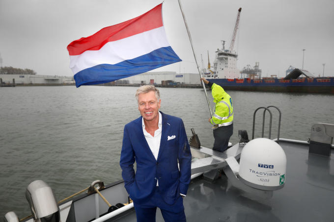 ‘De Rotterdams haven is de poort van Europa en een belangrijke economische plek. Als geboren Rotterdammer houd ik van de mentaliteit van hard werken en het hart op de tong’ ‘De Rotterdams haven is de poort van Europa en een belangrijke economische plek. Als geboren Rotterdammer houd ik van de mentaliteit van hard werken en het hart op de tong’