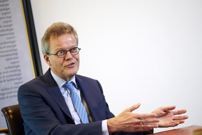 Rob van Lint (NVWA): ‘We kunnen niet achter elke ondernemer een inspecteur zetten. En dat moeten we ook niet willen.’ Rob van Lint (NVWA): ‘We kunnen niet achter elke ondernemer een inspecteur zetten. En dat moeten we ook niet willen.’