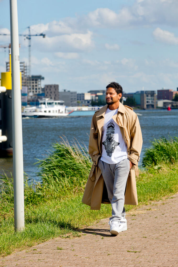 Op de IJkade in Amsterdam wandelt Rodney Lam (Daily Paper) elke avond. Om even uit te zoomen, zoals hij het zelf noemt Op de IJkade in Amsterdam wandelt Rodney Lam (Daily Paper) elke avond. Om even uit te zoomen, zoals hij het zelf noemt