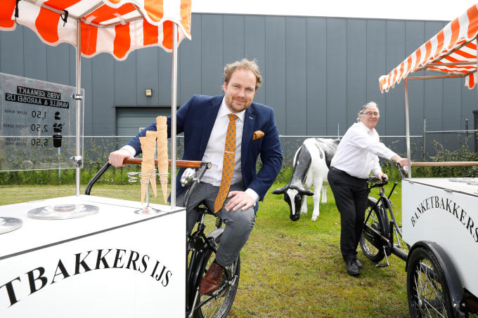 Bij zijn ijsfabriek in het Friese Gorredijk, met zijn vader. ‘Die werkt hier nog steeds. Hij kan en wil geen afscheid van het ondernemerschap nemen’ Bij zijn ijsfabriek in het Friese Gorredijk, met zijn vader. ‘Die werkt hier nog steeds. Hij kan en wil geen afscheid van het ondernemerschap nemen’