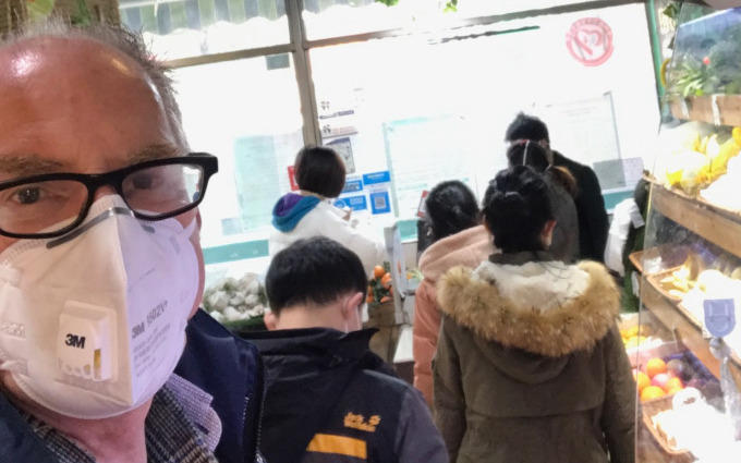 Tijdens de lockdown met masker op pad. Links in beeld Ronald Reunis, general manager van Lumileds in Songzi (China) Tijdens de lockdown met masker op pad. Links in beeld Ronald Reunis, general manager van Lumileds in Songzi (China)