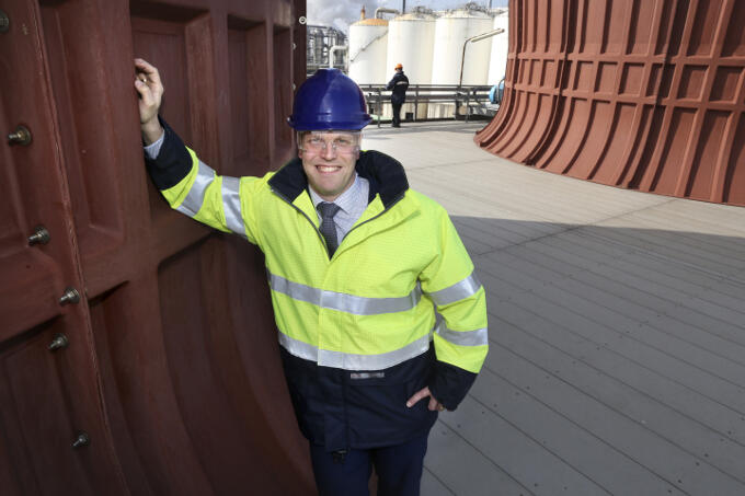 Bij Alco Energy in Europoort - Roy van Aalst: ‘De bedrijvigheid in de haven van Rotterdam bereikt via de weg en het water het achterland in het oosten waar ik vandaan kom.’ Bij Alco Energy in Europoort - Roy van Aalst: ‘De bedrijvigheid in de haven van Rotterdam bereikt via de weg en het water het achterland in het oosten waar ik vandaan kom.’