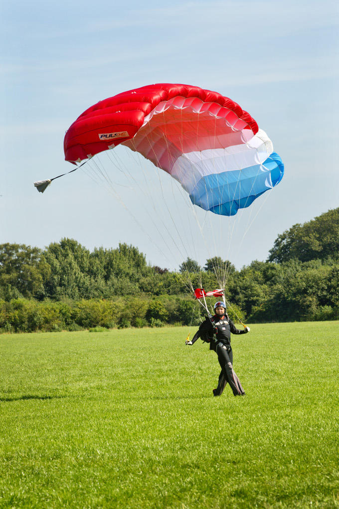 'Voor mijn gevoel had ik heel lang niks om voor te gaan. Maar de dag dat ik ging parachutespringen veranderde dat' 'Voor mijn gevoel had ik heel lang niks om voor te gaan. Maar de dag dat ik ging parachutespringen veranderde dat'