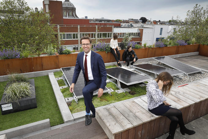 Op het dak bij Lugus in Leiden, waar studenten die een bedrijf willen beginnen geholpen worden door afgestudeerden met een eigen bedrijf. ‘Nederland moet het hebben van innovatie en nieuwe bedrijven.’ Op het dak bij Lugus in Leiden, waar studenten die een bedrijf willen beginnen geholpen worden door afgestudeerden met een eigen bedrijf. ‘Nederland moet het hebben van innovatie en nieuwe bedrijven.’