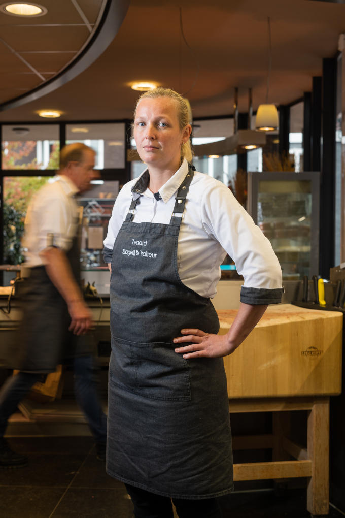 Janneke Zwaard: 'De overheid bepaalt wat mag en kan en als het misgaat, moet ík betalen?' Dat vindt ze dus raar Janneke Zwaard: 'De overheid bepaalt wat mag en kan en als het misgaat, moet ík betalen?' Dat vindt ze dus raar