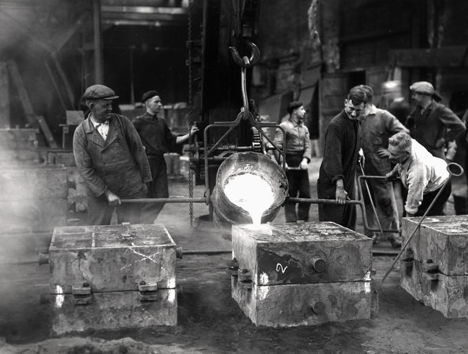 Het blijft een gevaarlijk werkje, het gieten van kokend heet ijzer in mallen. Het blijft een gevaarlijk werkje, het gieten van kokend heet ijzer in mallen.