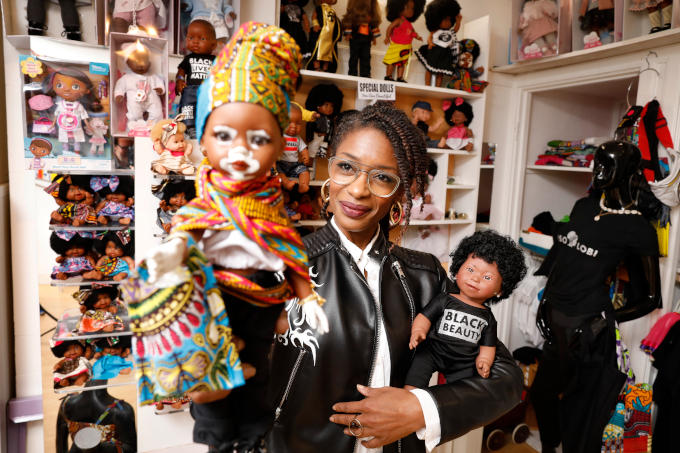 ‘Ellen Brudet begon op de markt met de verkoop van gekleurde poppen toen niemand daar wat in zag. Nu heeft ze een winkel in Amsterdam - Coloured Goodies - en verkoopt ze internationaal via een webshop’ ‘Ellen Brudet begon op de markt met de verkoop van gekleurde poppen toen niemand daar wat in zag. Nu heeft ze een winkel in Amsterdam - Coloured Goodies - en verkoopt ze internationaal via een webshop’