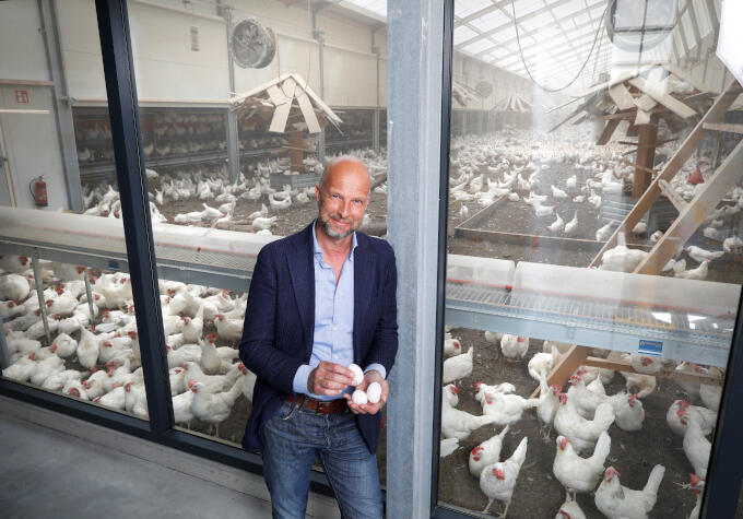 Tjeerd de Groot bij Kipster in Limburg: ‘Een mooi voorbeeld van kringlooplandbouw. Het voedsel voor de kippen bestaat uit restjes van bijvoorbeeld bakkerijen. De haantjes worden na de geboorte in leven gelaten’ Tjeerd de Groot bij Kipster in Limburg: ‘Een mooi voorbeeld van kringlooplandbouw. Het voedsel voor de kippen bestaat uit restjes van bijvoorbeeld bakkerijen. De haantjes worden na de geboorte in leven gelaten’