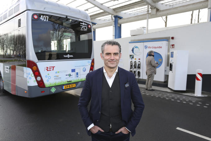 Bij een van de waterstofbussen die de Rotterdamse RET heeft aangeschaft. ‘De energietransitie dwingt iedereen zichzelf opnieuw uit te vinden. Het is een gezamenlijke zoektocht.’ Bij een van de waterstofbussen die de Rotterdamse RET heeft aangeschaft. ‘De energietransitie dwingt iedereen zichzelf opnieuw uit te vinden. Het is een gezamenlijke zoektocht.’