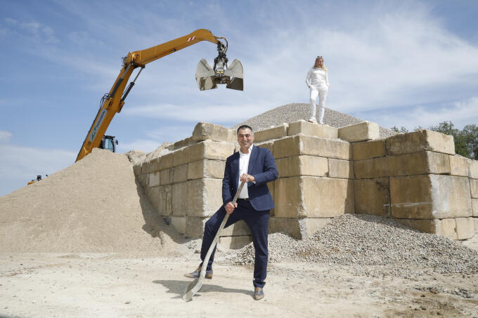 Bij beton-, zand- en grindbedrijf Hagen in Weesp, met commercieel directeur Ria Hagen. ‘Een familiebedrijf van meer dan 100 jaar oud dat wordt bedreigd door woningbouwplannen en te weinig tijd krijgt voor verduurzaming’ Bij beton-, zand- en grindbedrijf Hagen in Weesp, met commercieel directeur Ria Hagen. ‘Een familiebedrijf van meer dan 100 jaar oud dat wordt bedreigd door woningbouwplannen en te weinig tijd krijgt voor verduurzaming’