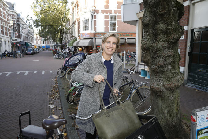De Reinkenstraat in Den Haag, ‘gewoon zo’n ouderwetse winkelstraat met een bakker, een slager, een bloemist en een kaasboer’ De Reinkenstraat in Den Haag, ‘gewoon zo’n ouderwetse winkelstraat met een bakker, een slager, een bloemist en een kaasboer’