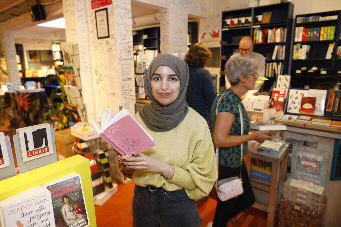 Met haar favoriete boek in haar favoriete boekhandel in Amsterdam. ‘De Nieuwe Boekhandel heeft ook mede gezorgd dat er een bibliotheek en natuurwinkel in Bos en Lommer kwam’ Met haar favoriete boek in haar favoriete boekhandel in Amsterdam. ‘De Nieuwe Boekhandel heeft ook mede gezorgd dat er een bibliotheek en natuurwinkel in Bos en Lommer kwam’
