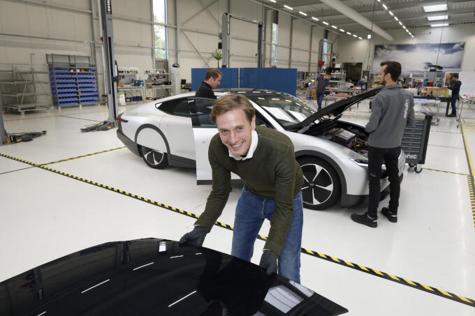 Op werkbezoek bij Lightyear in Helmond, dat auto’s maakt die door zonnepanelen worden aangedreven. ‘Super-innovatief en goed voor de verduurzaming van de economie.’ Op werkbezoek bij Lightyear in Helmond, dat auto’s maakt die door zonnepanelen worden aangedreven. ‘Super-innovatief en goed voor de verduurzaming van de economie.’