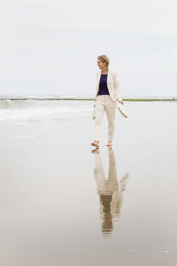 Op het strand bij haar vakantiehuis op Callantsoog kan Nicole Krabbenborg even helemaal onthaasten Op het strand bij haar vakantiehuis op Callantsoog kan Nicole Krabbenborg even helemaal onthaasten