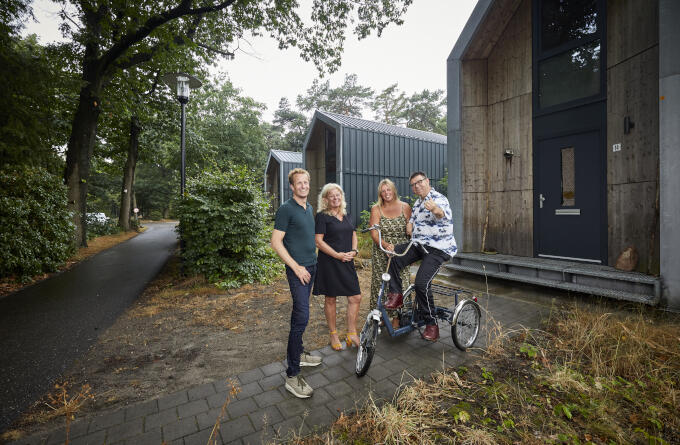 Stijn van Kreij (initiatiefnemer Butterfly Effect), Agnes van Daal (Directeur Achmea Foundation), Judith van Putten (vrijwilliger en huurder tiny house) en Ton Jonkergouw (client van Cello en bewoner van de Binckhorst) Stijn van Kreij (initiatiefnemer Butterfly Effect), Agnes van Daal (Directeur Achmea Foundation), Judith van Putten (vrijwilliger en huurder tiny house) en Ton Jonkergouw (client van Cello en bewoner van de Binckhorst)