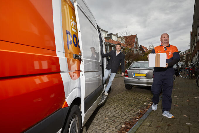 ‘Mensen leven steeds vaker langs elkaar heen, wij willen bijdragen aan verbinding in de samenleving’, zegt Thijs Kerckhoffs van PostNL (links op de foto) ‘Mensen leven steeds vaker langs elkaar heen, wij willen bijdragen aan verbinding in de samenleving’, zegt Thijs Kerckhoffs van PostNL (links op de foto)