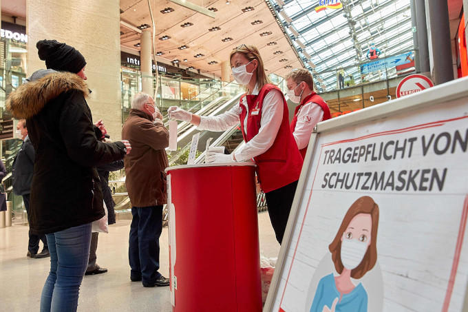 Winkel in? Mondkapje op. Speciale medewerkers moeten hierop toezien in Oostenrijkse winkelcentra Winkel in? Mondkapje op. Speciale medewerkers moeten hierop toezien in Oostenrijkse winkelcentra