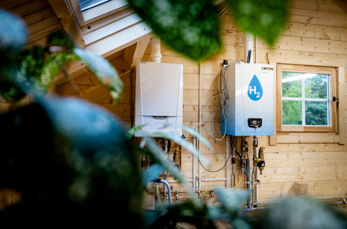 Een waterstofketel in het Hydrogen Experience Centre, het waterstofhuis van certificatie-instelling Kiwa en energiebedrijf Alliander. Het woonhuis dient als opleidingslocatie voor monteurs Een waterstofketel in het Hydrogen Experience Centre, het waterstofhuis van certificatie-instelling Kiwa en energiebedrijf Alliander. Het woonhuis dient als opleidingslocatie voor monteurs