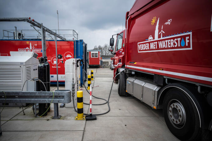Het Groningse Holthausen maakt waterstoftrucks en sleepte onlangs met het Amerikaanse Hyzon een grote order binnen. Holthausen bouwt nu al dieselvrachtwagens om tot waterstoftrucks Het Groningse Holthausen maakt waterstoftrucks en sleepte onlangs met het Amerikaanse Hyzon een grote order binnen. Holthausen bouwt nu al dieselvrachtwagens om tot waterstoftrucks