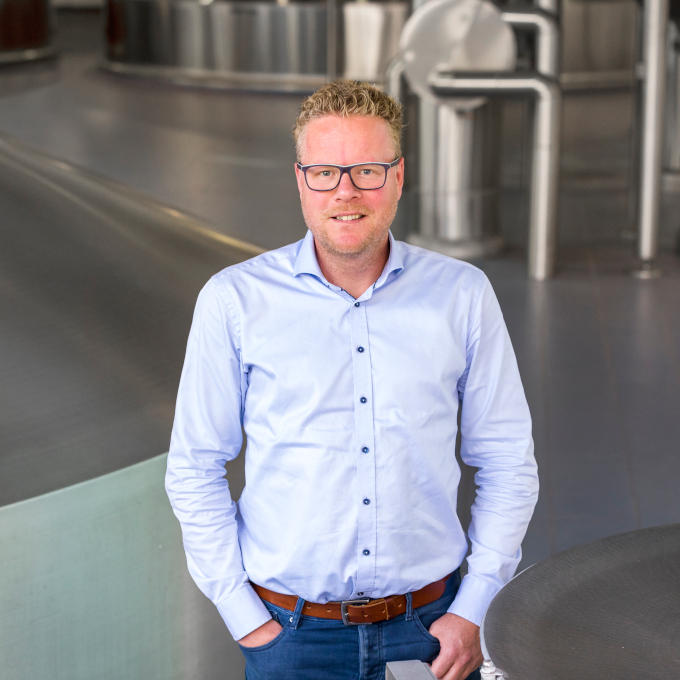 'Zonde om weg te gooien al dat bier. Dus ik dacht: kunnen we daar niet zelf handalcohol van maken', zegt Wietse van den Boogaard, normaal gesproken hoofdbrouwer bij Bavaria 'Zonde om weg te gooien al dat bier. Dus ik dacht: kunnen we daar niet zelf handalcohol van maken', zegt Wietse van den Boogaard, normaal gesproken hoofdbrouwer bij Bavaria