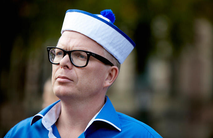 'Hier gaat op gedronken worden.' Jan Roos van GeenPeil haalde meer dan driehonderdduizend handtekeningen op voor een raadgevend referendum over het associatieverdrag met Oekraïne 'Hier gaat op gedronken worden.' Jan Roos van GeenPeil haalde meer dan driehonderdduizend handtekeningen op voor een raadgevend referendum over het associatieverdrag met Oekraïne