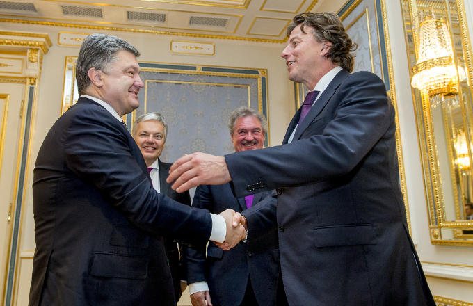'Wat hebt u liever als buurland: een volwassen stabiele democratie of een Oekraïne zoals we dat de afgelopen jaren zagen?' Minister Bert Koenders maakt zich hard voor het verdrag. Links op de foto Petro Poroshenko, de president van Oekraïne 'Wat hebt u liever als buurland: een volwassen stabiele democratie of een Oekraïne zoals we dat de afgelopen jaren zagen?' Minister Bert Koenders maakt zich hard voor het verdrag. Links op de foto Petro Poroshenko, de president van Oekraïne